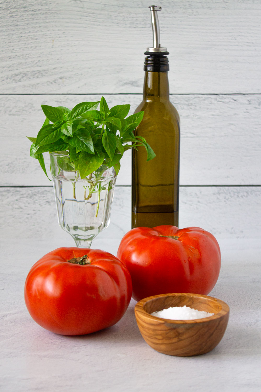 Ingredientes para hacer ensalada de tomate con albahaca: 3 ingredientes y en 3 minutos, by enrilemoine.