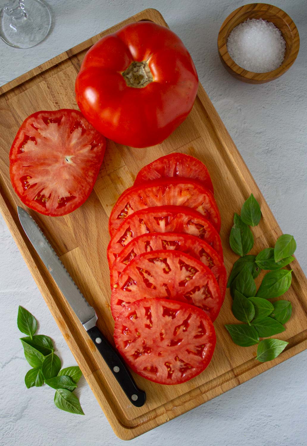 Tomate y albahaca en una tabla de corta, by enrilemoine.