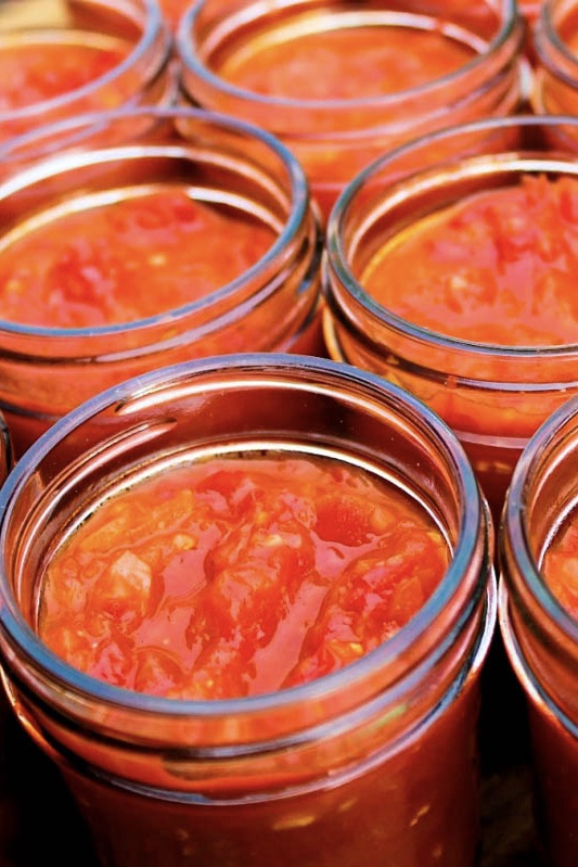 Frascos de sofrito venezolano de tomate y cebolla, by enrilemoine