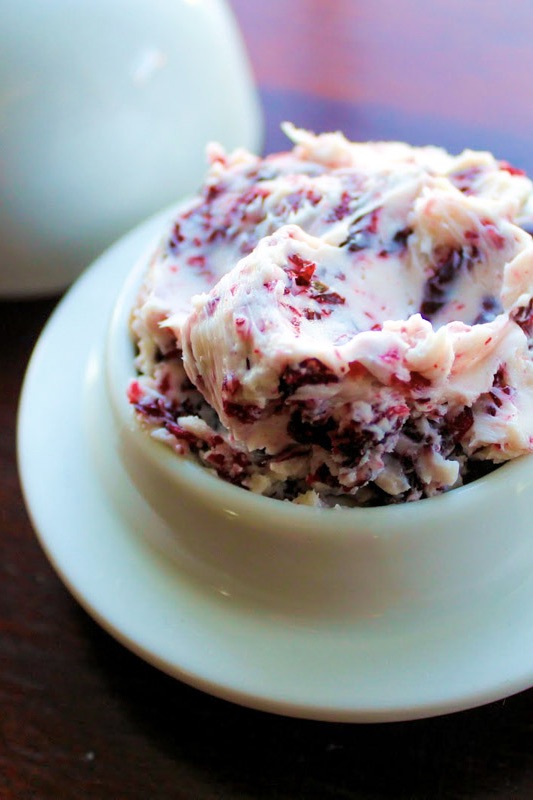 Una mantequillera con mantequilla de arándanos, by enrilemoine