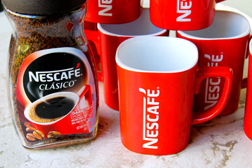 Un grupo de tazas de Nescafé sobre una mesa.