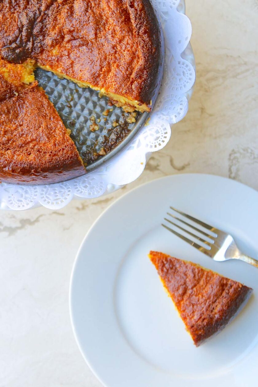 Una rebanada de torta de jojoto en un plato con un tenedor.