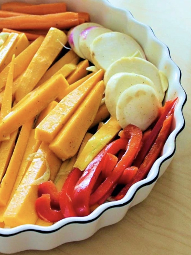 A baking dish with chopped veggies, by enrilemoine.