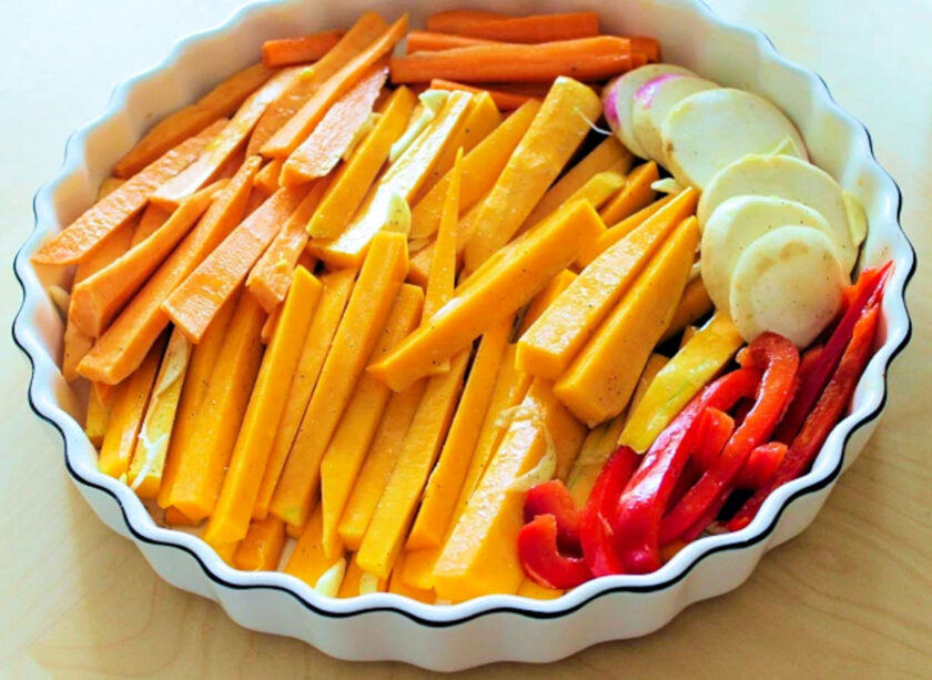 A tray with cut veggies by enrilemoine.