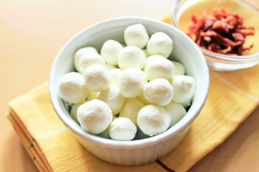 Goat cheese balls in a bowl with bacon, by enrilemoine.