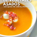 Un plato de sopa de crema con las palabras "crema de vegetales asados".