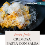 Pasta cremosa con salsa de calabaza servida en un plato negro.