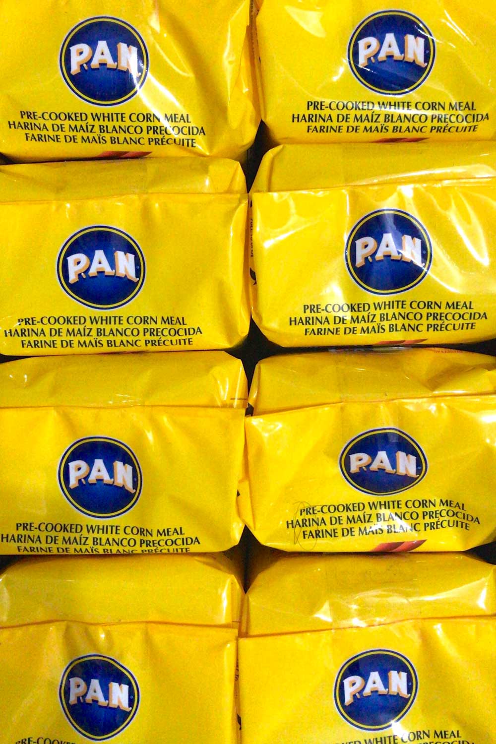 Una pila de paquetes amarillos de Harina PAN, by enrilemoine.