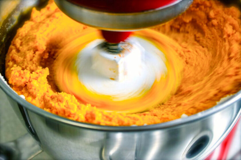 A mixer is being used to make hallaca dough, by enrilemoine.