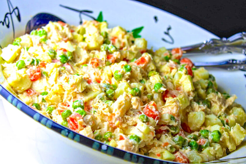 Una ensalada de gallina venezolana con guisantes y zanahorias, by enrilemoine.