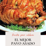 Un pavo envuelto en tocineta en un plato con las palabras el mejor asado en tocino.