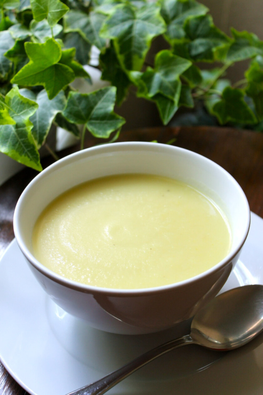 A bowl of creamy leek and potato soup.