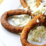 Un plato con mandocas con queso blanco.