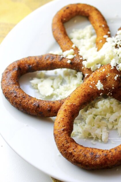 Un plato con mandocas con queso blanco.