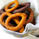 Mandocas en un colador con papel absorbente.