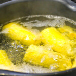 Plátanos hirviendo en agua en una olla.