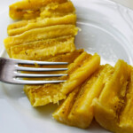 Plátanos hervidos con un tenedor.