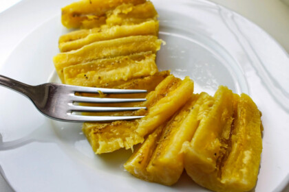Plátanos hervidos con un tenedor.