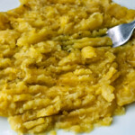 Puré de plátanos con un tenedor.