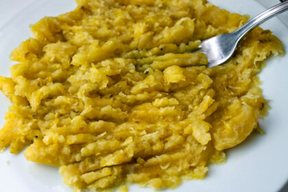 Puré de plátanos con un tenedor.