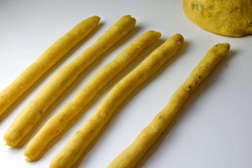 Rollitos de masa de plátano para hacer mandocas.