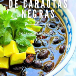Sopa de caraotas negras en un plato.