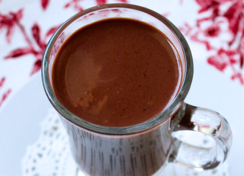 Primer plano de una taza de vidrio con chocolate caliente venezolano.
