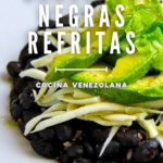 Un plato de caraotas negras refritas con aguacate y queso.