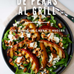 Ensalñada de peras al grill en un plato negro. Imagen para Pinterest.