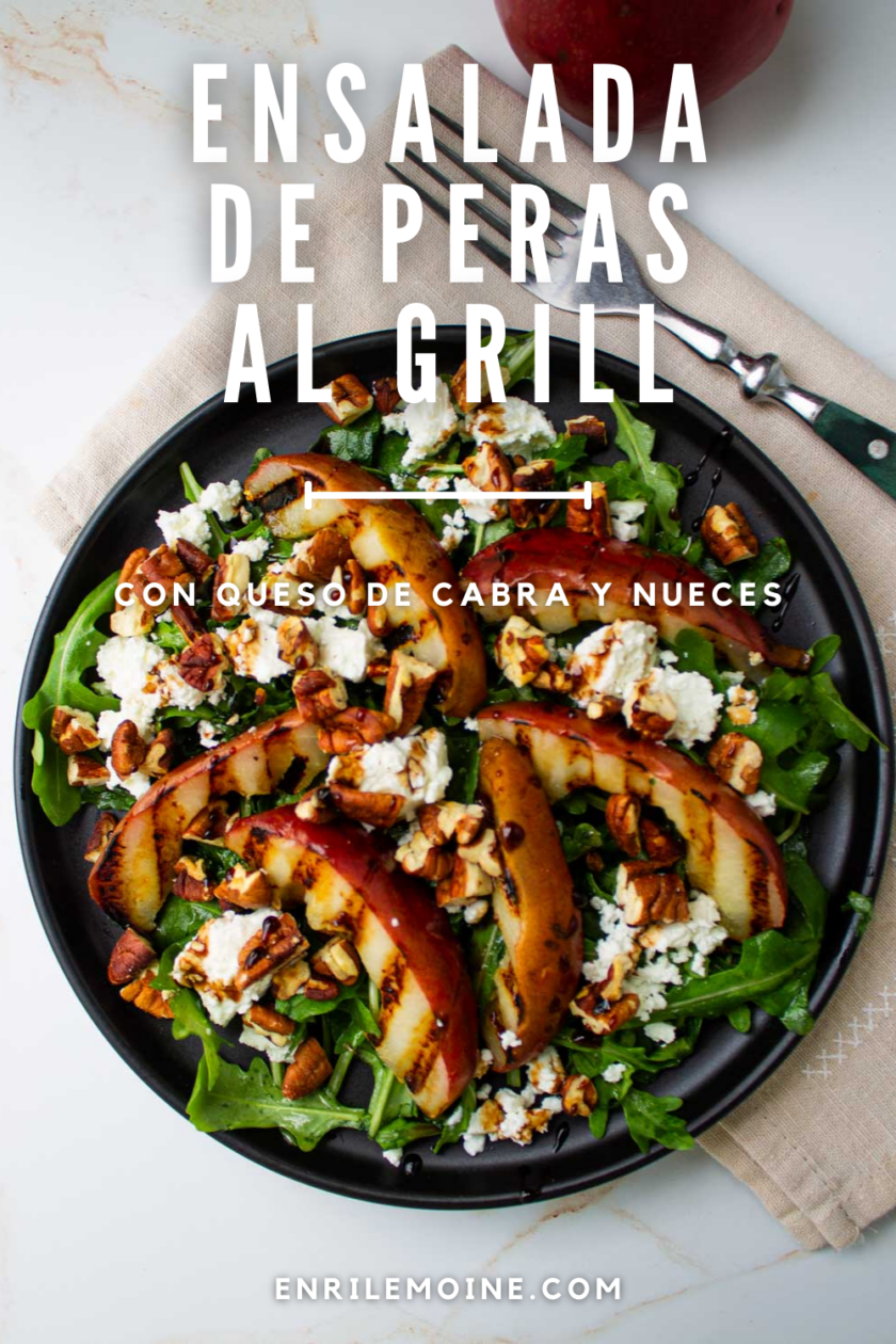 Ensalñada de peras al grill en un plato negro. Imagen para Pinterest.