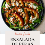 Ensalñada de peras al grill en un plato negro. Imagen para Pinterest.