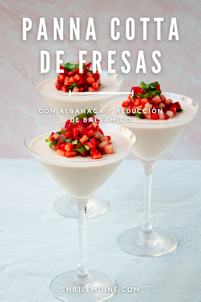 Panna cotta de fresas con albahaca y reducción de balsámico, servida en tres copas de martini.