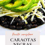 Un plato de caraotas negras refritas con aguacate y queso.