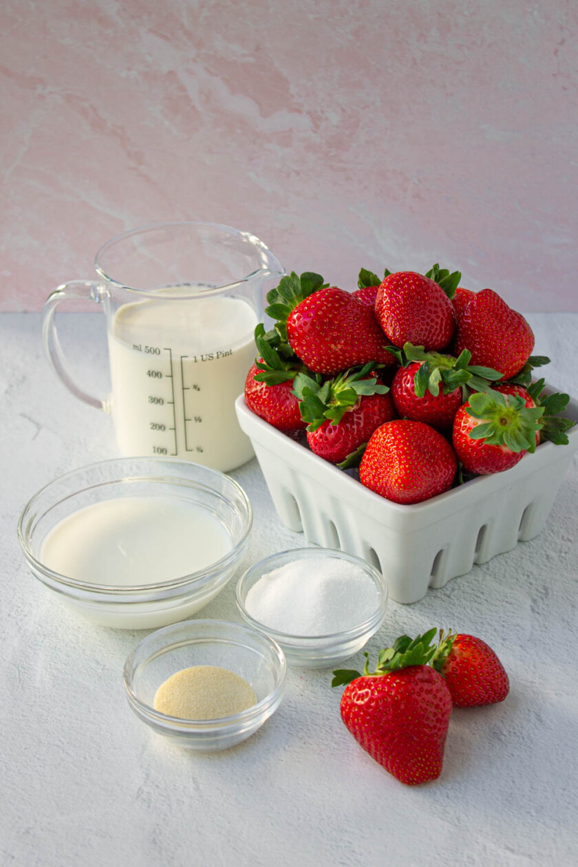 Ingredientes para hacer panna cotta de fresas: crema de leche, azúcar, gelatina y fresas frescas.