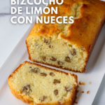 Receta de bizcocho de limón con nueces sobre un plato, con una rebanada cortada y un cuchillo al lado.