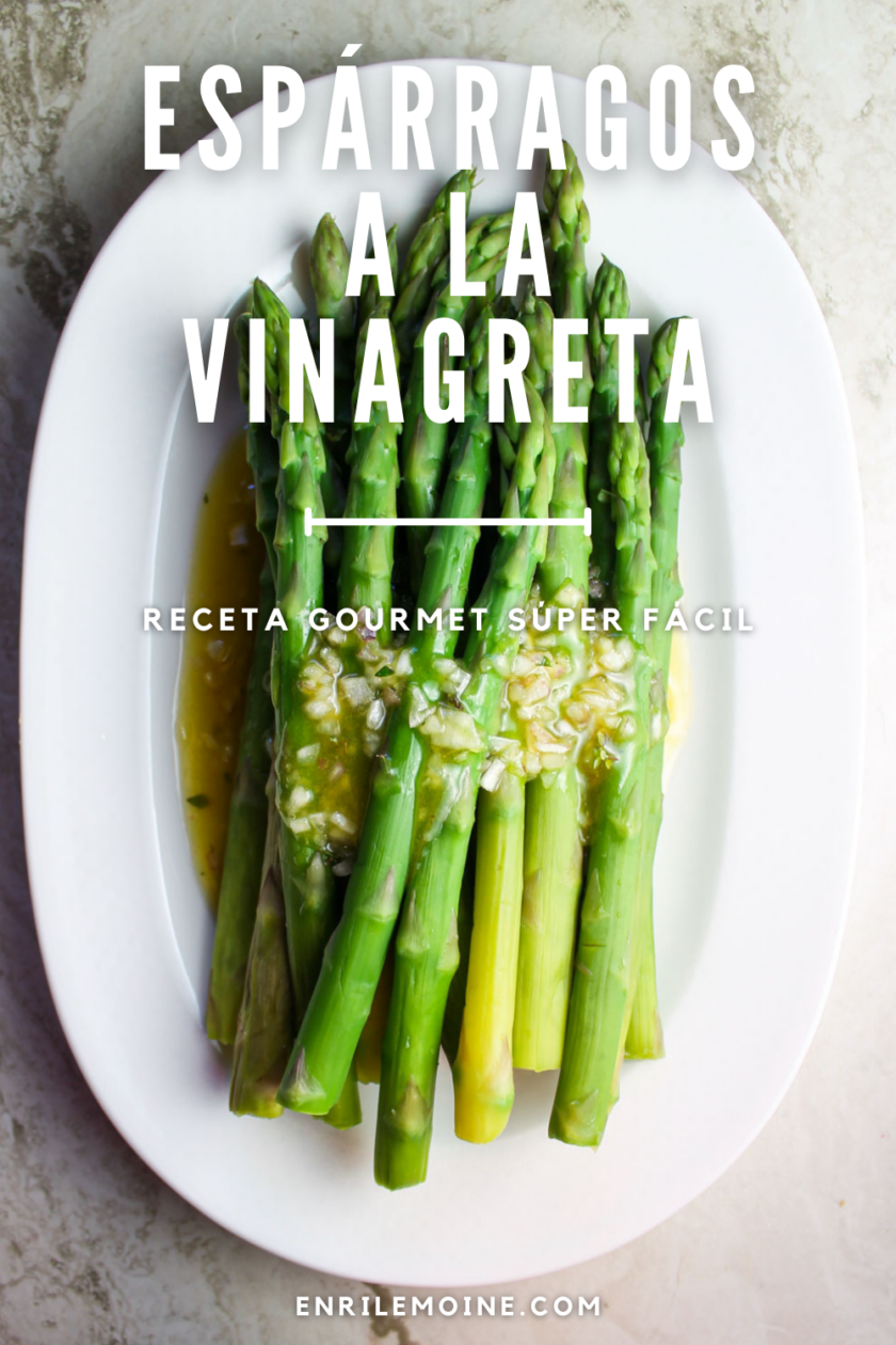 Espárragos a la vinagreta Espárragos cocidos con vinagreta en un plato ovalado blanco.
