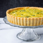 Quiche de ajo porro sobre un plato de pastel de vidrio.