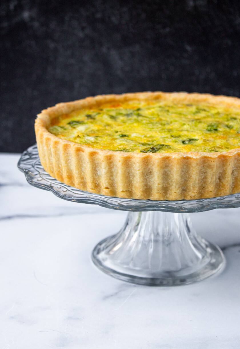 Quiche de ajo porro sobre un plato de pastel de vidrio.