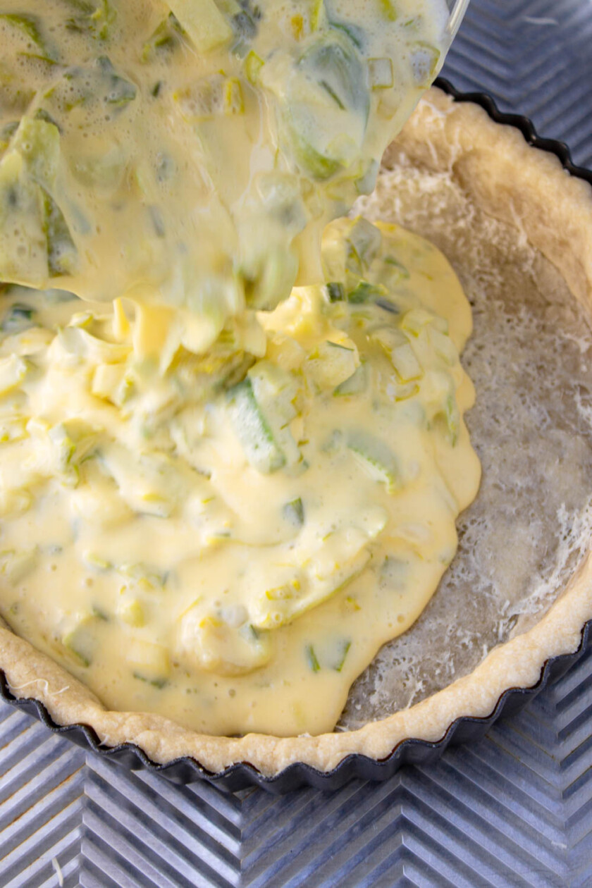 Verter el relleno de quiche en una base de pastel.
