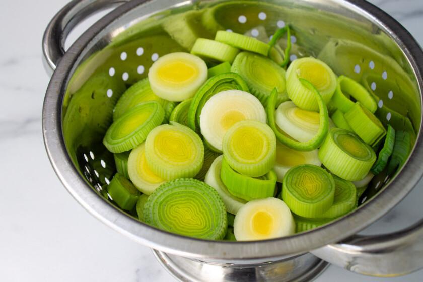 Puerros picados en un colador.