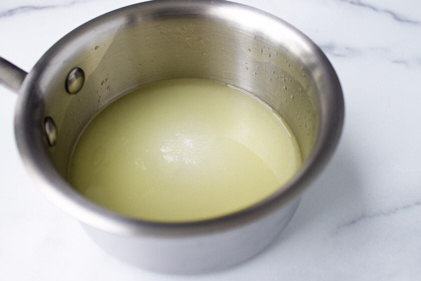Una olla pequeña con azúcar y jugo de limón.