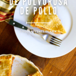 Pastel de polvorosa de pollo en un plato blanco con un tenedor.