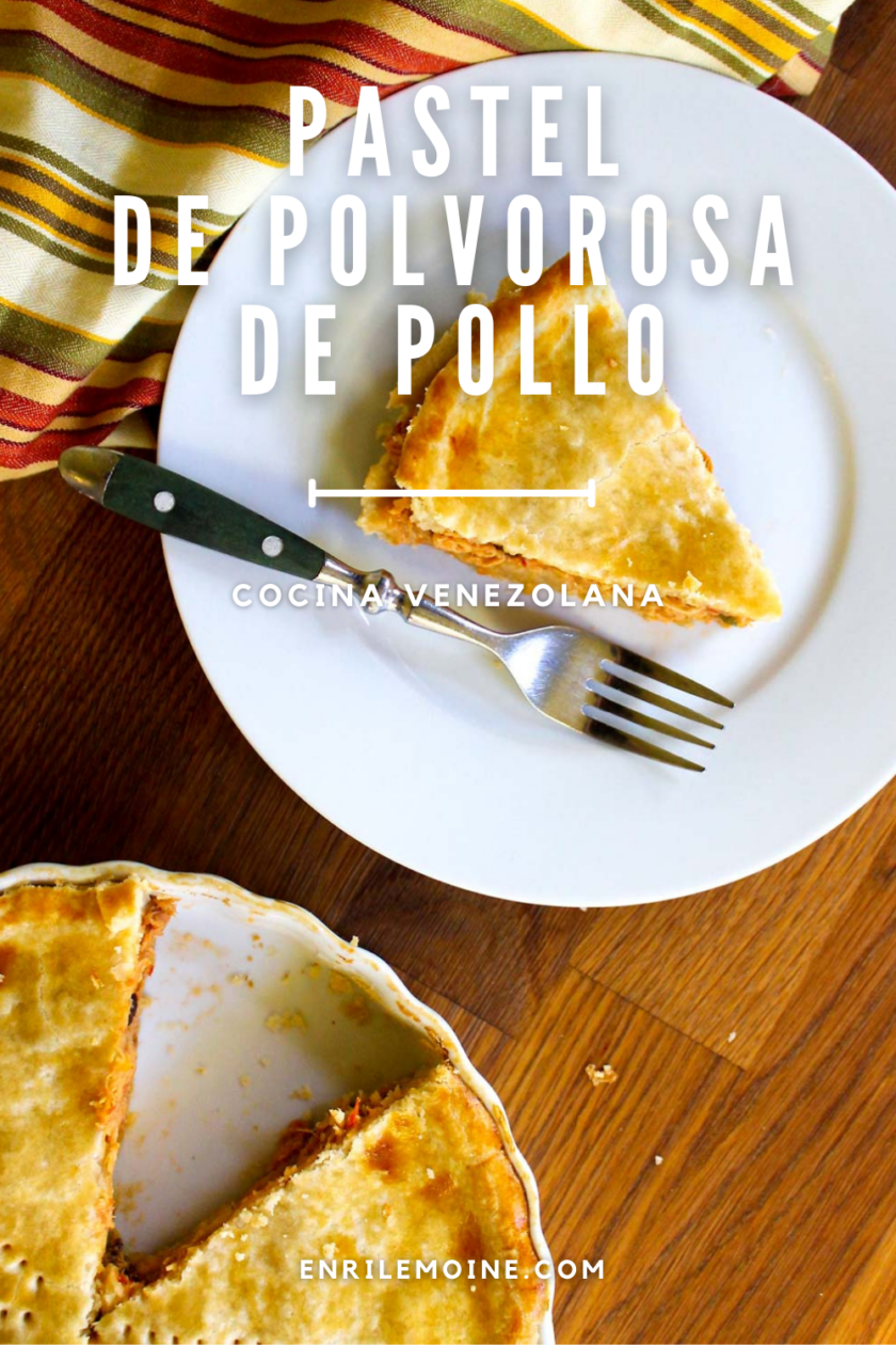 Pastel de Polvorosa de Pollo Pastel de polvorosa de pollo en un plato blanco con un tenedor.
