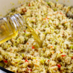 Se vierte vino blanco en una olla con guiso de pollo.