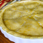 Un pastel de pollo barnizado con huevo, antes de entrar al horno.