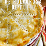 Pastel de polvorosa de pollo reién salido del horno.