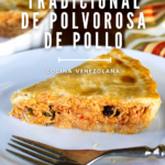 Pastel de polvorosa de pollo. trozo servido en un plato con un tenedor.