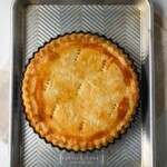 Polvorosa de atún recién horneada sobre una bandeja para hornear de metal texturizado.