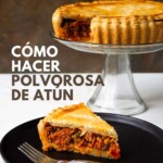 Un pastel de atún exhibido en un puesto de pasteles con una rebanada servida en un plato negro, con una leyenda en español "cómo hacer polvorosa de atún" en la imagen.