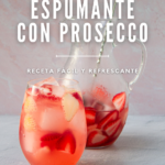Una jarra con sangría rosada y un vaso con sangría.